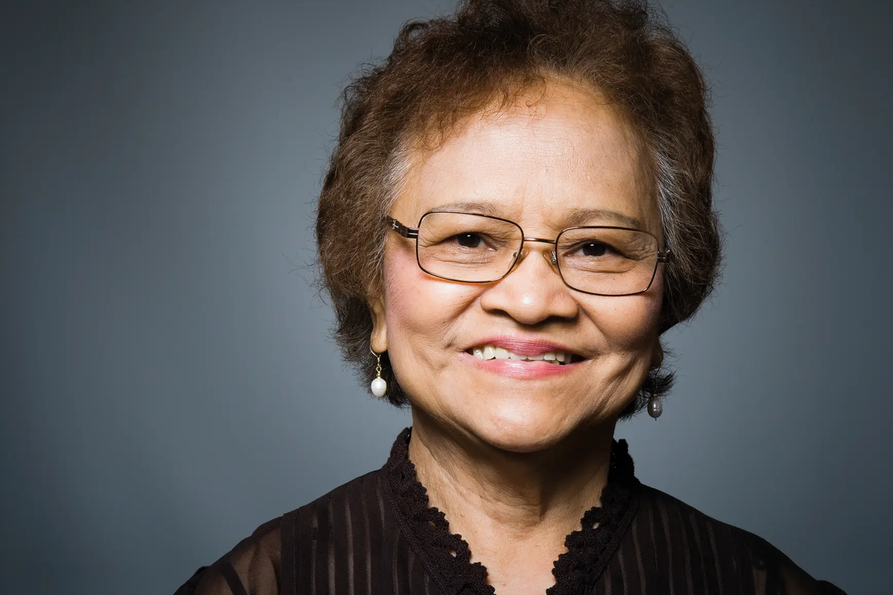 asiatische-frau-laechelt